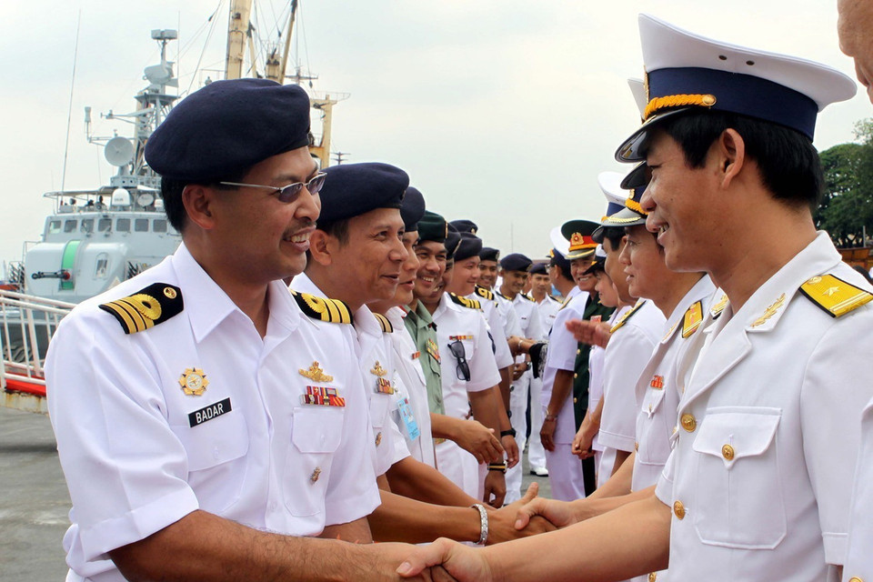 Lễ đón thủy thủ tàu hải quân Malaysia tại Cảng Sài Gòn trong chuyến thăm chính thức 4 ngày tới Việt Nam, ngày 6/10/2011. (Ảnh: Thanh Vũ/TTXVN)