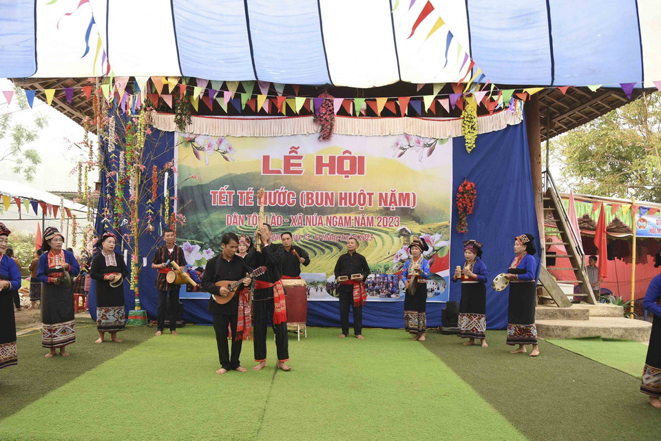  Những tiết mục văn nghệ mang đậm bản sắc văn hóa của cộng đồng dân tộc Lào ở Điện Biên. (Ảnh: Xuân Tư/TTXVN)