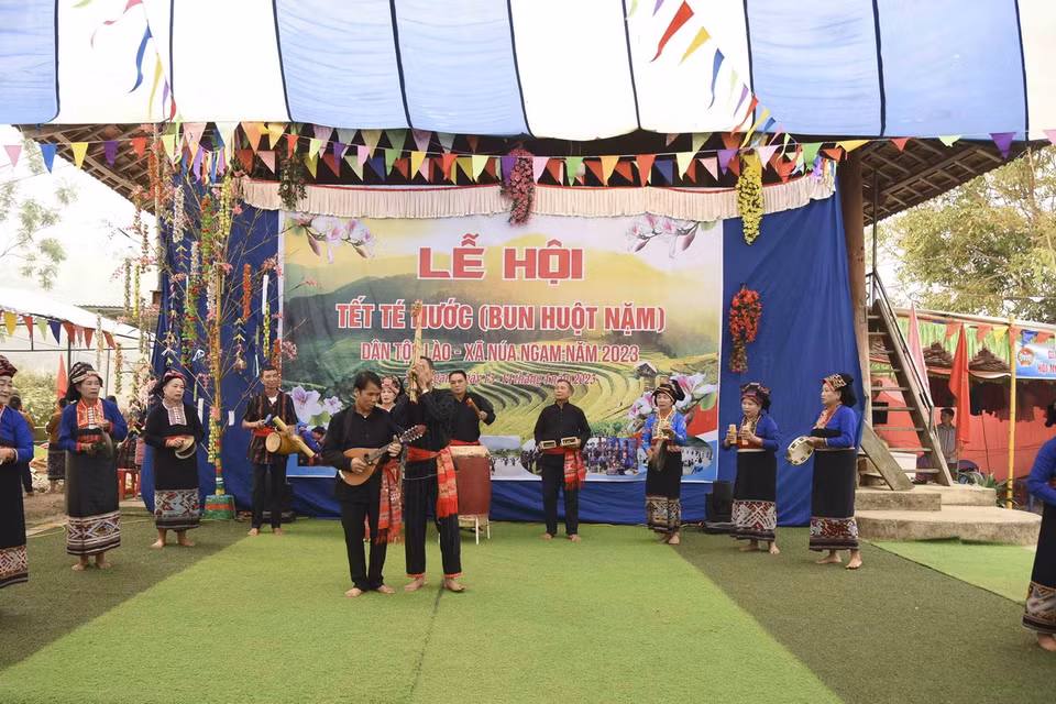  Những tiết mục văn nghệ mang đậm bản sắc văn hóa của cộng đồng dân tộc Lào ở Điện Biên. (Ảnh: Xuân Tư/TTXVN)