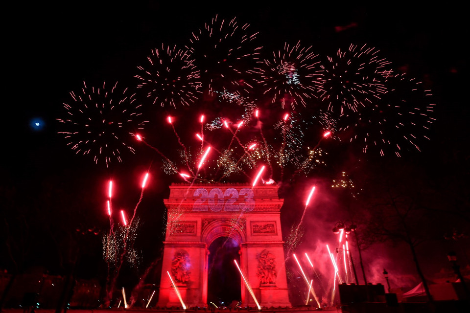  Màn trình diễn pháo hoa đón Năm mới tại Paris, Pháp, ngày 1/1/2023. (Ảnh: AFP/TTXVN)