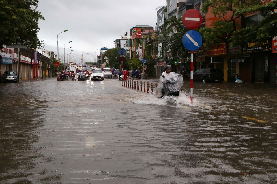 Nhiều tuyến đường tại thành phố Nam Định bị ngập sau gây khó khăn cho các phương tiện giao thông. (Ảnh: Công Luật/TTXVN)