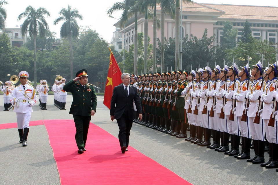 Bộ trưởng Bộ Quốc phòng Phùng Quang Thanh đón và hội đàm với Bộ trưởng Quốc phòng Italy Giampaolo Di Paola thăm Việt Nam, Hà Nội, 10/1/2013. (Ảnh: Trọng Đức/TTXVN)