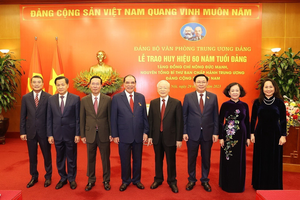 Tổng Bí thư Nguyễn Phú Trọng và nguyên Tổng Bí thư Nông Đức Mạnh cùng các đồng chí lãnh đạo Đảng, Nhà nước. (Ảnh: Trí Dũng/TTXVN)