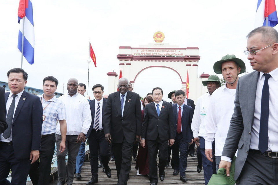 Đại biểu hai nước tới tham quan Di tích cầu Hiền Lương. (Ảnh: Minh Quyết/TTXVN)