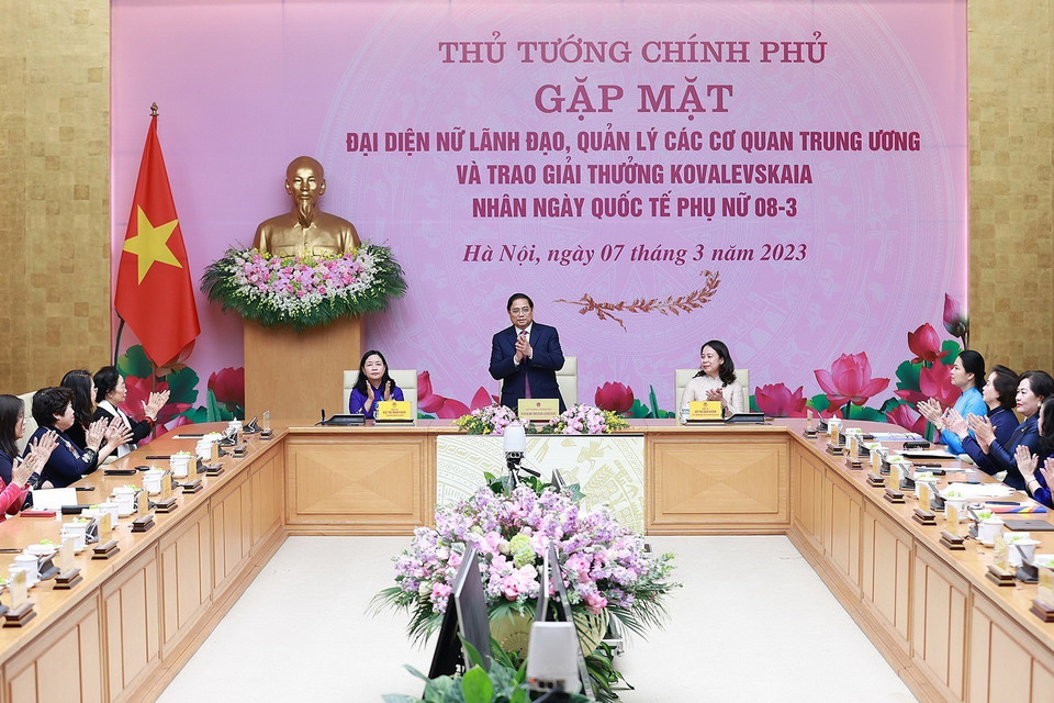 Thủ tướng Phạm Minh Chính gặp mặt đại diện nữ lãnh đạo, quản lý và các nhà khoa học nữ. (Ảnh: Dương Giang/TTXVN)