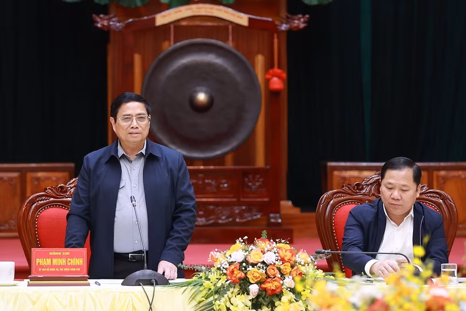 Thủ tướng Phạm Minh Chính phát biểu tại buổi làm việc với lãnh đạo chủ chốt tỉnh Hòa Bình. (Ảnh: Dương Giang/TTXVN)