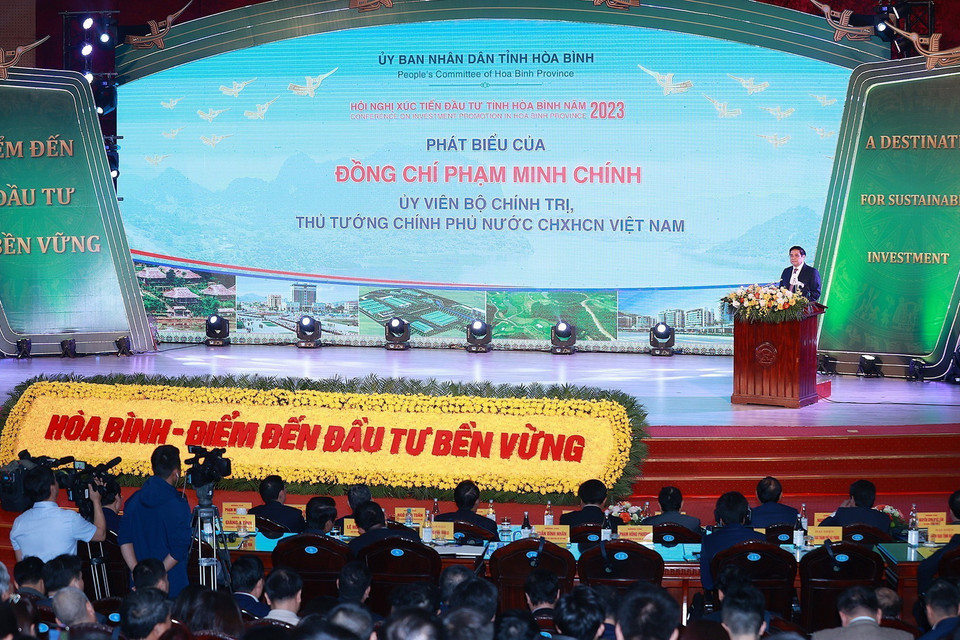 Thủ tướng Phạm Minh Chính phát biểu tại Hội nghị xúc tiến đầu tư tỉnh Hòa Bình. (Ảnh: Dương Giang/TTXVN)