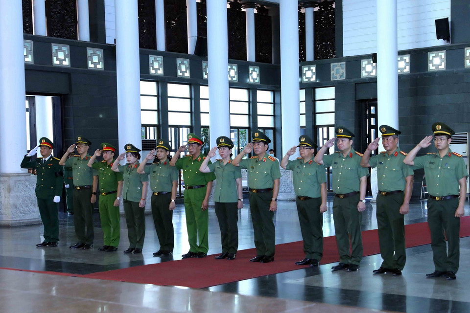 Đoàn đại biểu Công an Trung ương-Bộ Công an đến viếng ông Nguyễn Khánh. (Ảnh: An Đăng/TTXVN)
