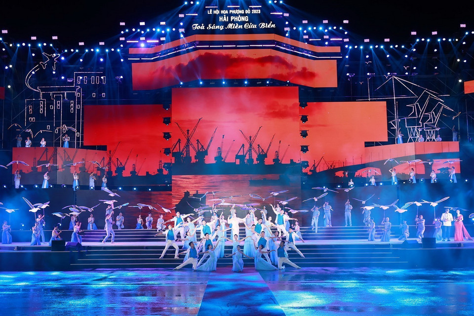 Chương trình nghệ thuật tại Lễ hội Hoa Phượng đỏ năm 2023. (Ảnh: Dương Giang/TTXVN)