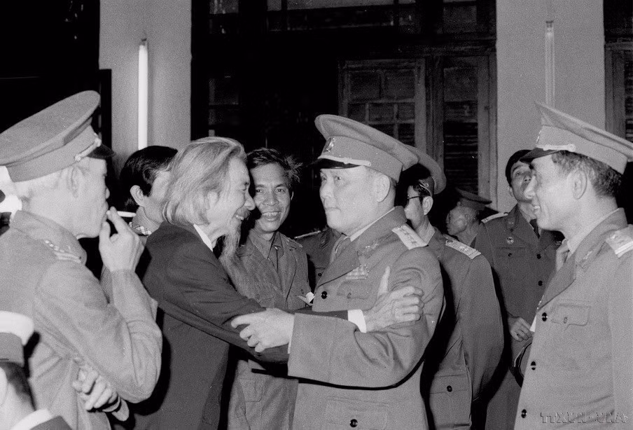 Đại tướng Chu Huy Mân (thứ hai, phải sang) thăm hỏi nhạc sỹ Văn Cao (1984). (Ảnh: Hồng Thụ/TTXVN)
