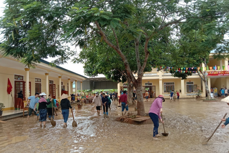 Dọn dẹp, vệ sinh trường lớp tại trường Tiểu học Châu Thắng, huyện Quỳ Châu, tỉnh Nghệ An. (Ảnh: TTXVN phát)