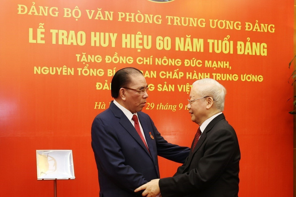 Tổng Bí thư Nguyễn Phú Trọng chúc mừng nguyên Tổng Bí thư Nông Đức Mạnh. (Ảnh: Trí Dũng/TTXVN)