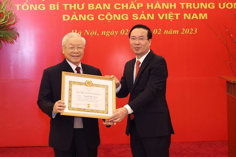 Ông Võ Văn Thưởng, Ủy viên Bộ Chính trị, Thường trực Ban Bí thư trao Huy hiệu 55 năm tuổi Đảng tặng Tổng Bí thư Nguyễn Phú Trọng. (Ảnh: Trí Dũng/TTXVN)