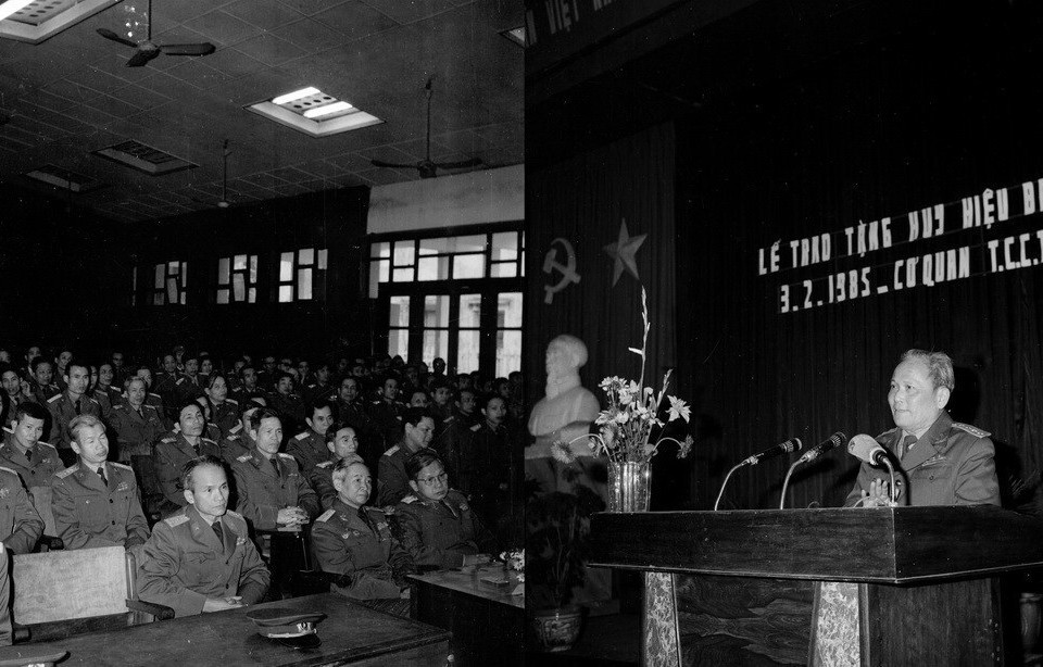 Đại tướng Chu Huy Mân phát biểu tại lễ trao huy hiệu 50 năm tuổi Đảng do Tổng cục Chính trị, Bộ Quốc phòng tổ chức (3/2/1985). (Ảnh: Hồng Thụ/TTXVN)