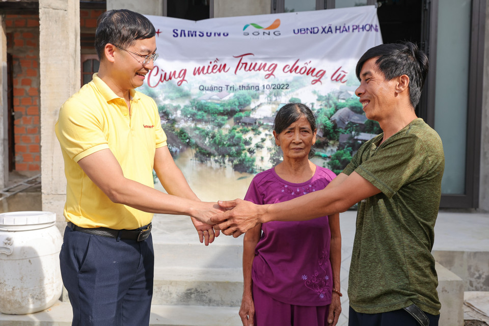 Niềm vui của gia đình bà Phạm Thị Dợ khi hoàn thiện căn nhà chống lũ. (Ảnh: Minh Sơn/Vietnam+)