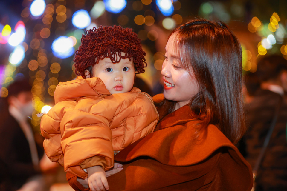 Nhiều người dân tỏ ra đặc biệt hào hứng với không khí Giáng sinh tại Nhà thờ Lớn, không bỏ lỡ cơ hội lưu lại những hình ảnh đẹp. (Ảnh: Minh Sơn/Vietnam+)