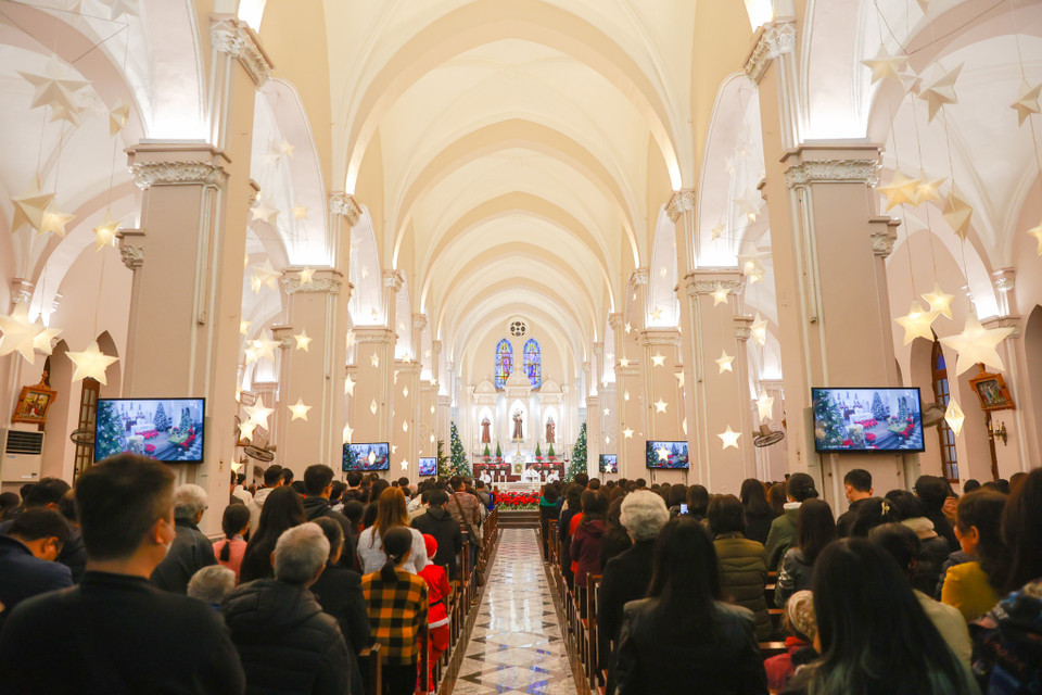 Không khí buổi lễ bên trong nhà thờ Hàm Long. (Ảnh: Minh Sơn/Vietnam+)