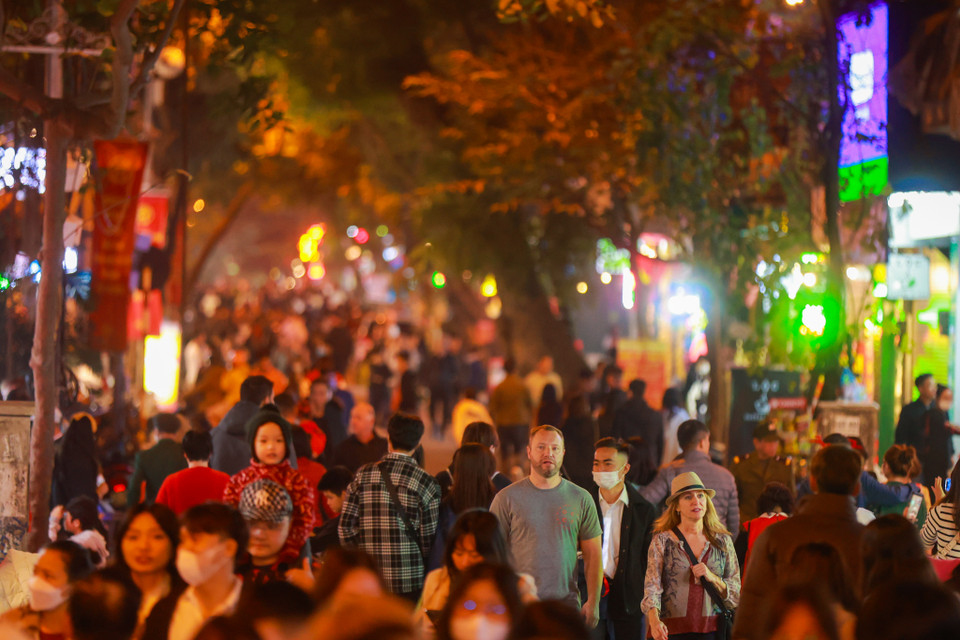 Nhiệt độ miền Bắc và Thủ đô Hà Nội hôm nay dao động từ 16-23 độ, rất lý tưởng cho một đêm Noel vui vẻ. (Ảnh: Minh Sơn/Vietnam+)