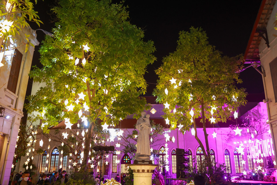 Nhà thờ Hàm Long cũng tổ chức một lễ đặc biệt dịp Giáng sinh. Đúng 23 giờ sẽ diễn ra lễ rước kiệu Chúa Hài Đồng. Tượng Chúa được đặt trên một chiếc kiệu và đoàn người rước đi xung quanh nhà thờ. (Ảnh: Minh Sơn/Vietnam+)