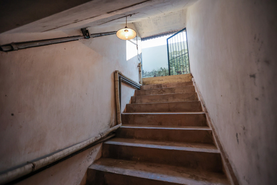 Hầm chỉ huy Tác chiến T1 nằm bên trong khuôn viên trung tâm Hoàng thành Thăng Long với 2 lối ra vào. (Ảnh: Minh Sơn/Vietnam+)