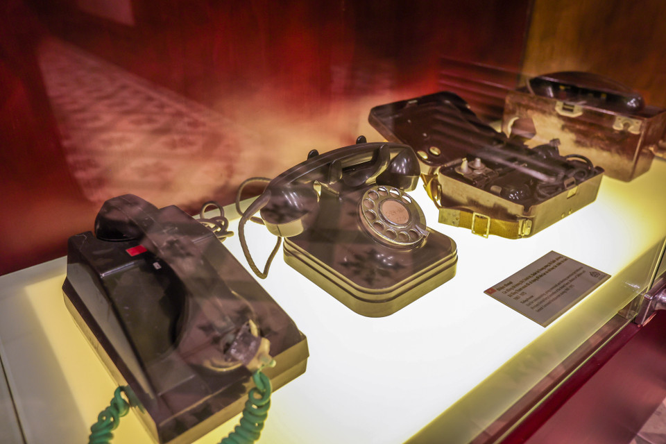 Những hiện vật được bảo quản tốt và đang được trưng bày bên trong căn hầm. (Ảnh: Minh Sơn/Vietnam+)