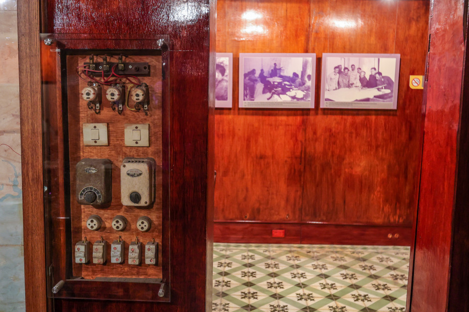 Với vai trò là Trung tâm Chỉ huy của Bộ Tổng Tư lệnh, Bộ Tổng Tham mưu, tất cả các sự kiện của cuộc kháng chiến chống Mỹ cứu nước diễn ra đều có sự tham gia tích cực của Hầm chỉ huy Tác chiến T1. Trong đó điển hình là chỉ huy đánh bại cuộc tập kích chiến lược bằng không quân suốt 12 ngày đêm vào Hà Nội hồi cuối tháng 12 năm 1972, buộc Mỹ phải ký hiệp định Paris năm 1973 về chấm dứt chiến tranh, lập lại hòa bình ở Việt Nam. (Ảnh: Minh Sơn/Vietnam+)