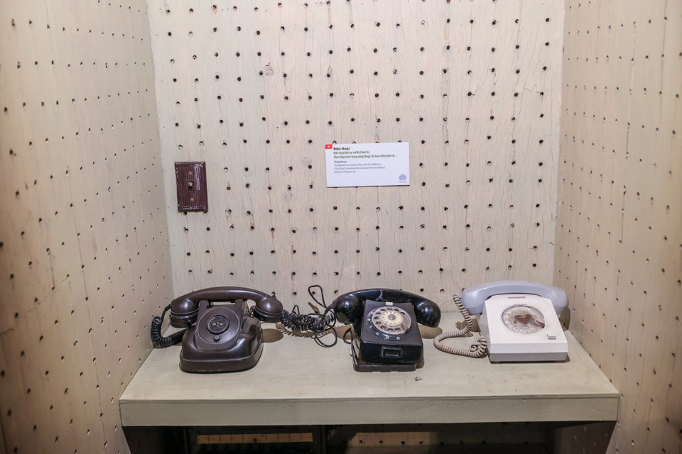 Điện thoại được kết nối với các đồng chí trong Bộ Chính Trị, Bộ Giao thông vận tải,... (Ảnh: Minh Sơn/Vietnam+)