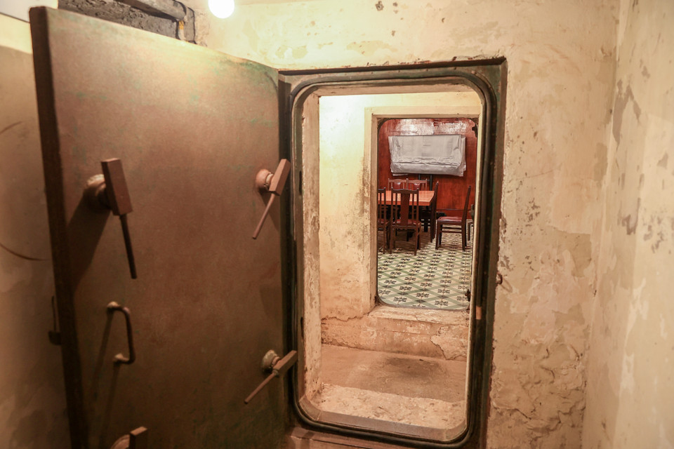 Hầm có thiết kế 3 phòng, tổng diện tích 64m2, được đúc bằng bêtông cốt thép nguyên khối. Nóc hầm nhô lên khỏi mặt đất 1,5m và chia thành ba lớp, giữa được đổ cát dày tới nửa mét. (Ảnh: Minh Sơn/Vietnam+)