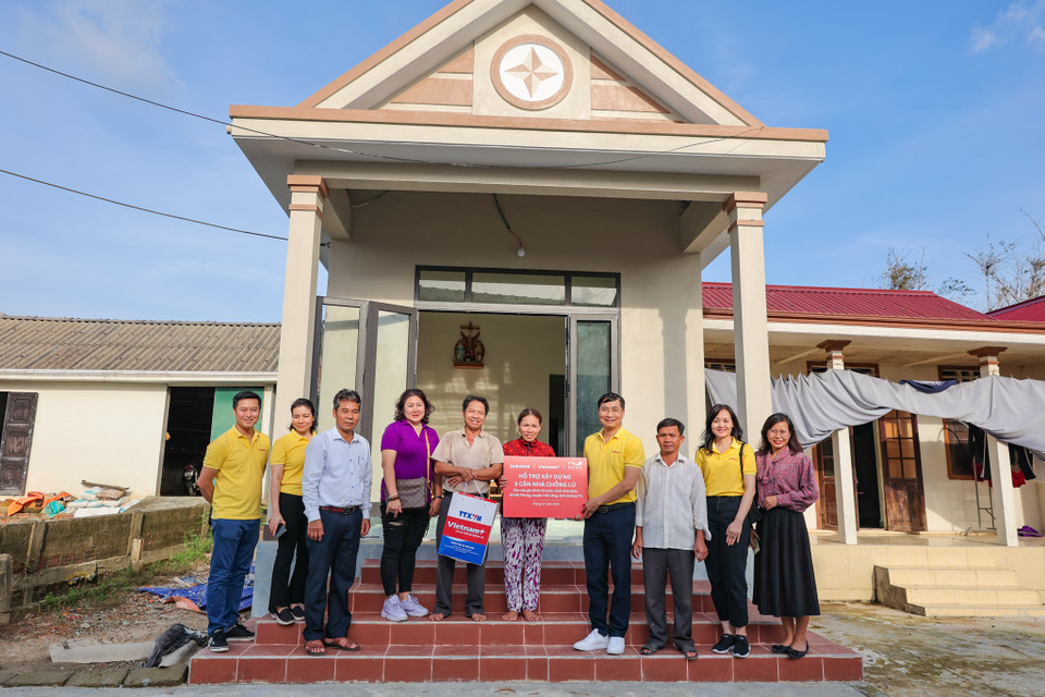 Gia đình ông Nguyễn Xuân Nguyên bày tỏ sự phấn khởi, an tâm khi dọn về căn nhà chống lũ khang trang mới được hoàn thành vào tháng 8 vừa qua. (Ảnh: Minh Sơn/Vietnam+)