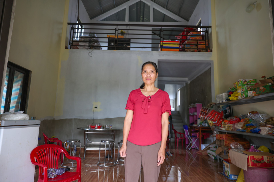 Gia đình bà Cái Thị Thảo và ông Nguyễn Thanh Thuy là một trong những hộ vừa hoàn thiện xong căn nhà chống lũ. (Ảnh: Minh Sơn/Vietnam+)