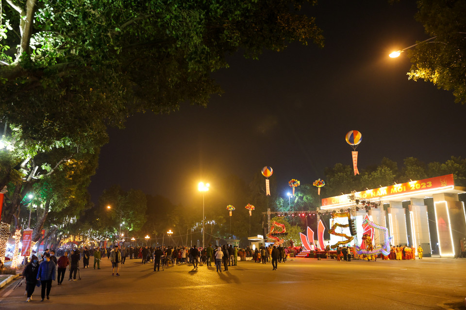 Trong khu vực phố đi bộ dự kiến bao gồm cả Công viên Thống Nhất. Đây là một trong những công viên lớn nhất Hà Nội, có 4 mặt tiền trên các phố Lê Duẩn, Trần Nhân Tông, Nguyễn Đình Chiểu và Đại Cồ Việt. (Ảnh: Minh Sơn/Vietnam+)