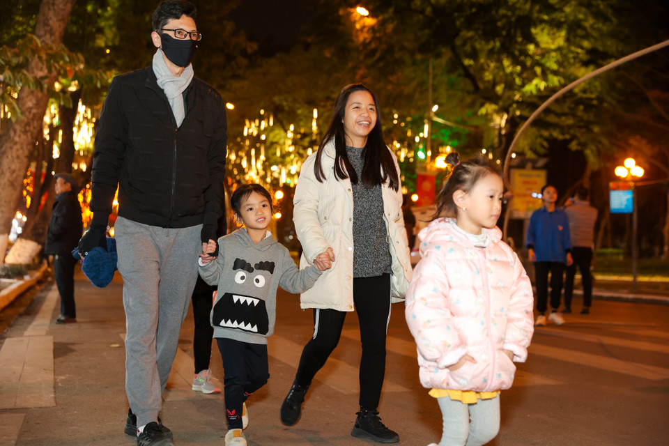 Gia đình chị Nguyễn Thị Loan (Đống Đa, Hà Nội) đã có mặt từ sớm để tham quan phố đi bộ mới của Thủ đô. Chị Loan cho hay: 'Mặc dù là ngày làm việc cuối cùng của năm nhưng tôi vẫn cố gắng đưa gia đình tới đây để tham quan.' (Ảnh: Minh Sơn/Vietnam+)