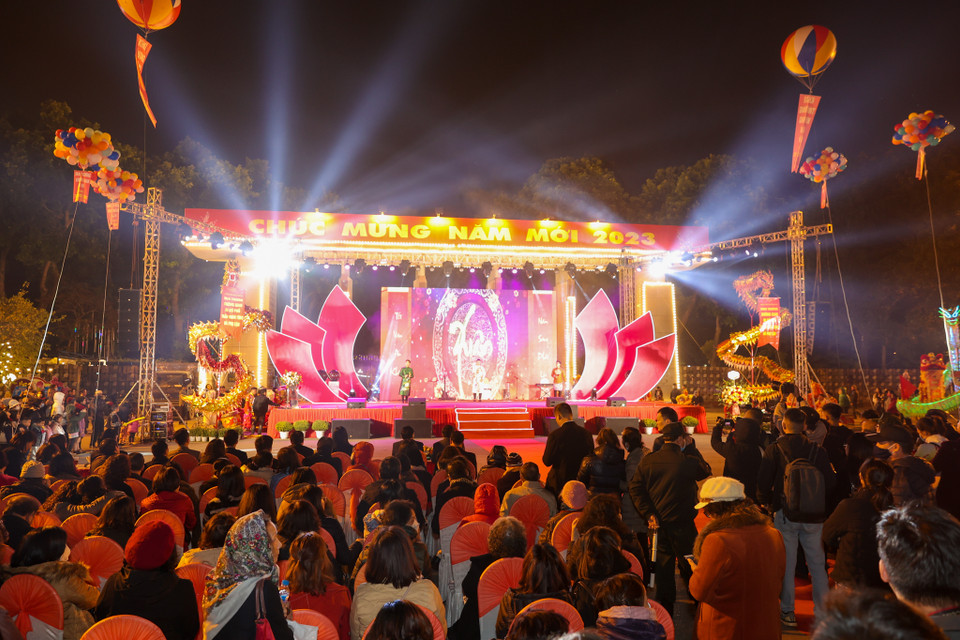 Trong khu vực phố đi bộ có 6 không gian chính, gồm: văn hoá tâm linh; tổ chức hoạt động; trưng bày, giới thiệu lịch sử; dịch vụ thương mại; không gian đi bộ; trình diễn âm thanh, ánh sáng khu vực mặt hồ Thiền Quang. (Ảnh: Minh Sơn/Vietnam+)