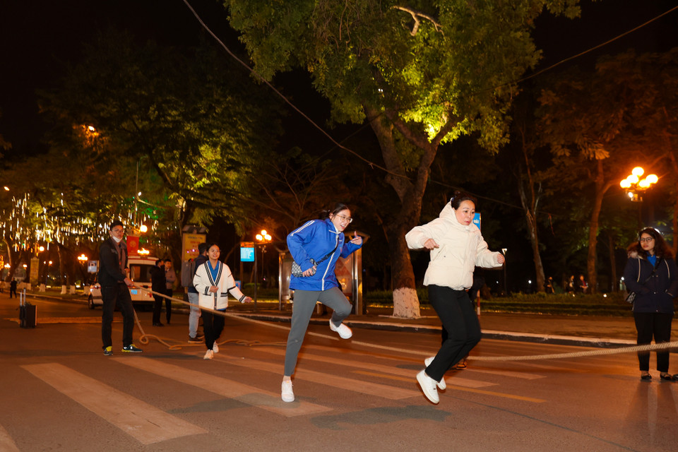 Nhiều bạn trẻ hào hứng vui chơi tại khu vực phố đi bộ mới. (Ảnh: Minh Sơn/Vietnam+)