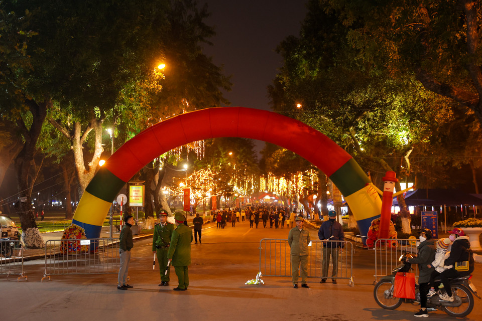 Không gian đi bộ nằm tại khu vực phố Trần Nhân Tông và đường dạo quanh hồ Thiền Quang (quận Hai Bà Trưng). Thành phố cũng cho phép dỡ bỏ tường rào của Công viên Thống Nhất (phía đường Trần Nhân Tông) để kết nối với không gian đi bộ. (Ảnh: Minh Sơn/Vietnam+)