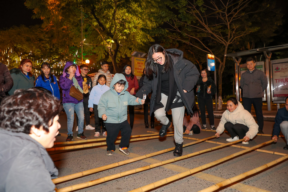 Phố đi bộ mới của Thủ đô cũng được tổ chức nhiều hoạt động vui chơi, giải trí, ca nhạc. (Ảnh: Minh Sơn/Vietnam+)