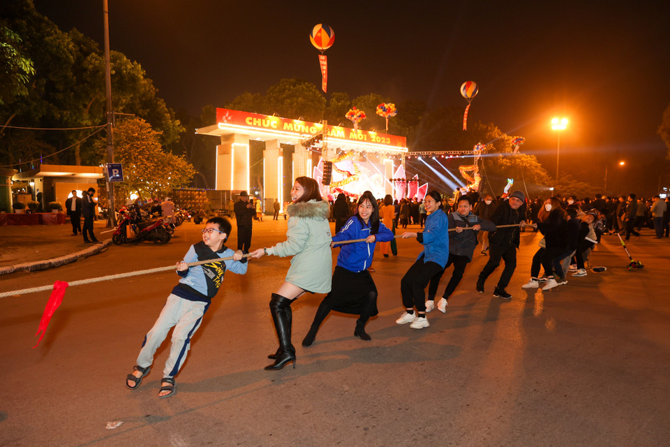 Các khu vực trò chơi như nhảy sạp, kéo co, nhảy dây,... cũng được bố trí phục vụ nhu cầu của khách tham quan. (Ảnh: Minh Sơn/Vietnam+)