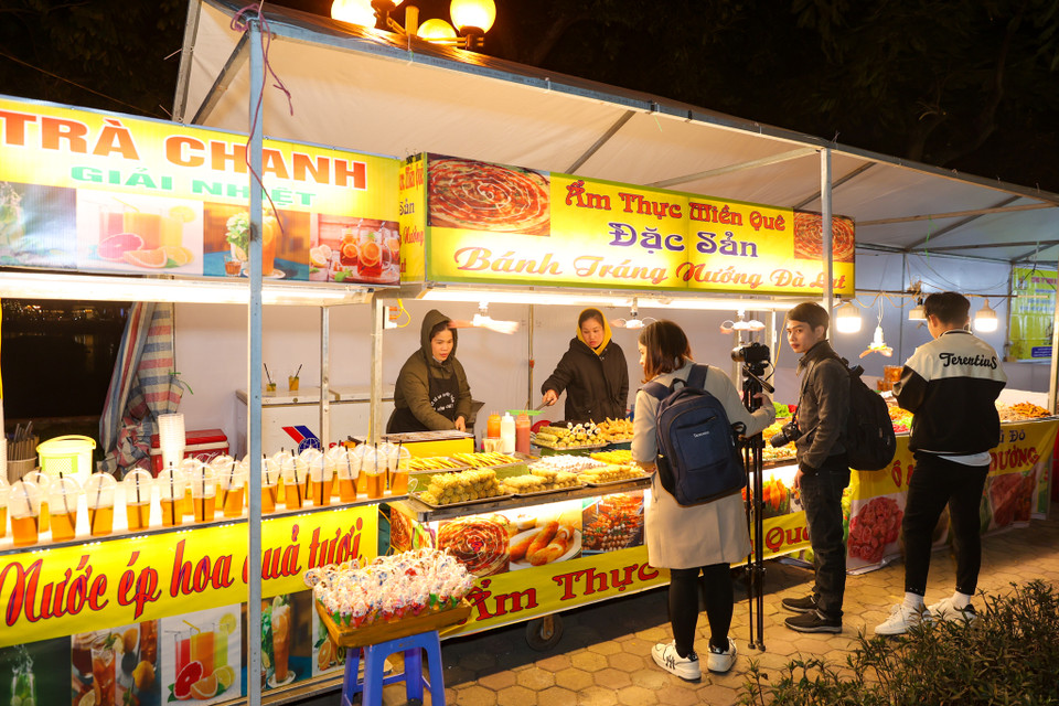 Phố đi bộ sẽ hoạt động với các khung giờ từ 7h30 thứ Bảy đến 24h Chủ nhật vào mùa Hè; từ 8h00 thứ Bảy đến 24h Chủ nhật vào mùa Đông. Các dịp lễ hoặc khi có sự kiện đặc biệt sẽ có kế hoạch riêng. (Ảnh: Minh Sơn/Vietnam+)