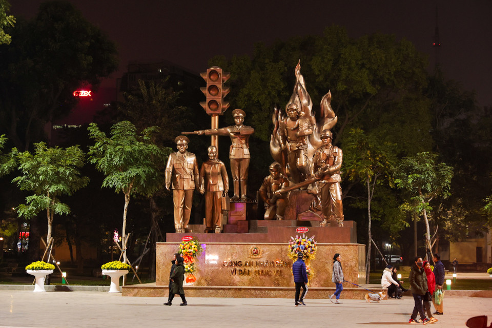Trong không gian đi bộ quanh hồ Thiền Quang, tượng đài 'Công an nhân dân vì dân phục vụ' là một điểm nhấn đặc biệt cả về kiến trúc và ý nghĩa xã hội. (Ảnh: Minh Sơn/Vietnam+)