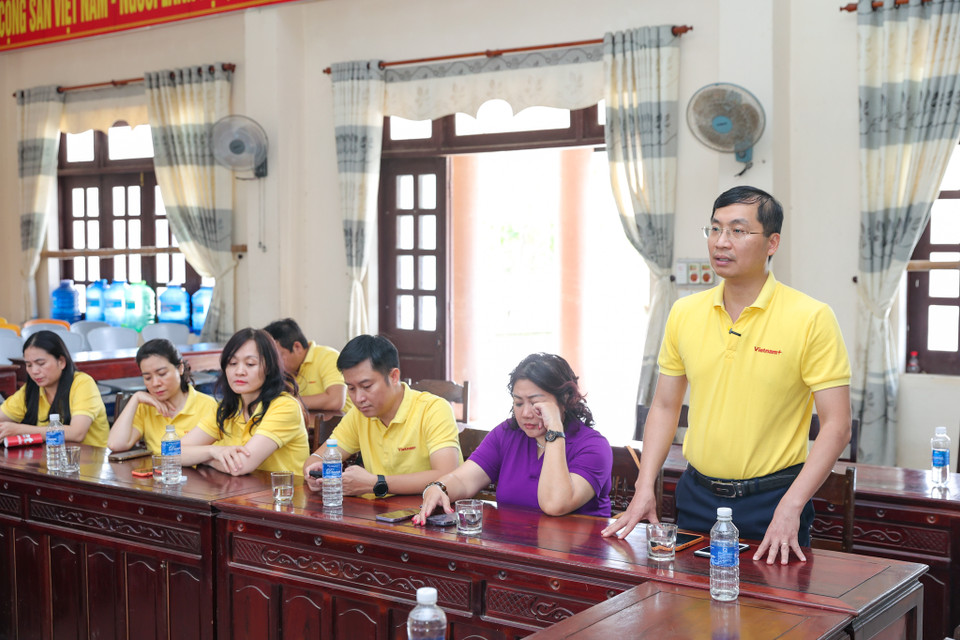 Theo ông Trần Tiến Duẩn - Tổng Biên tập Báo Điện tử VietnamPlus, mỗi năm người dân nơi đây phải hứng chịu 6-7 trận mưa lũ, do vậy, việc tuyên truyền những kiến thức an toàn trong mùa bão lũ cũng như việc tham gia vào dự án xây dựng nhà an toàn chống lũ an toàn càng trở nên thiết thực. (Ảnh: Minh Sơn/Vietnam+)