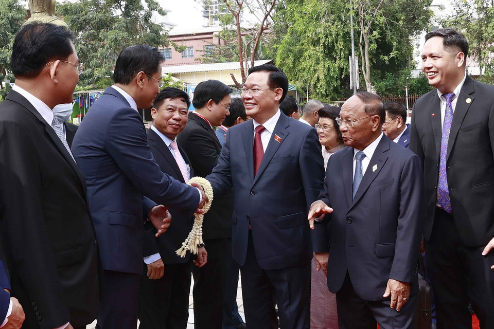 Chủ tịch Quốc hội Campuchia giới thiệu với Chủ tịch Quốc hội Vương Đình Huệ các đại biểu đoàn Quốc hội Campuchia. (Ảnh: Doãn Tấn/TTXVN)