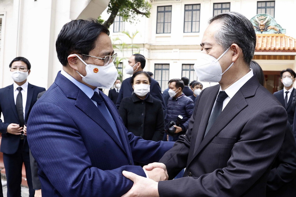 Thủ tướng Chính phủ Phạm Minh Chính chia buồn với Đại sứ Trung Quốc tại Việt Nam Hùng Ba. (Ảnh: Thống Nhất/TTXVN)