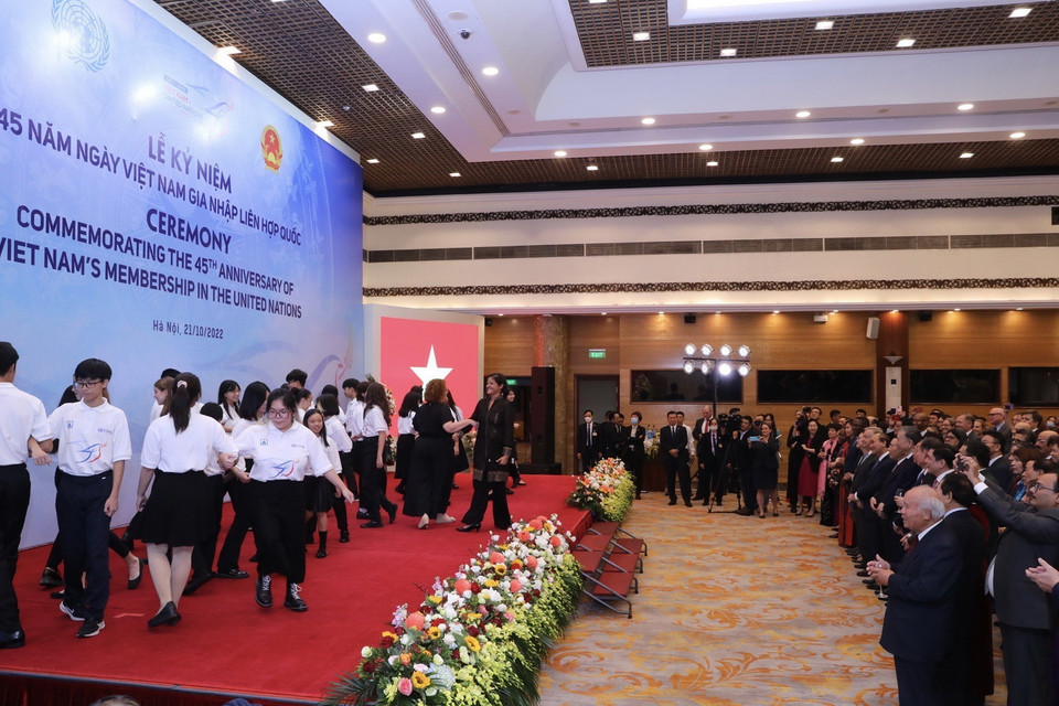 Chủ tịch nước Nguyễn Xuân Phúc, Tổng Thư ký Liên hợp quốc António Guterres xem tiết mục văn nghệ chào mừng Lễ kỷ niệm 45 năm ngày Việt Nam gia nhập Liên hợp quốc. (Ảnh: TTXVN)