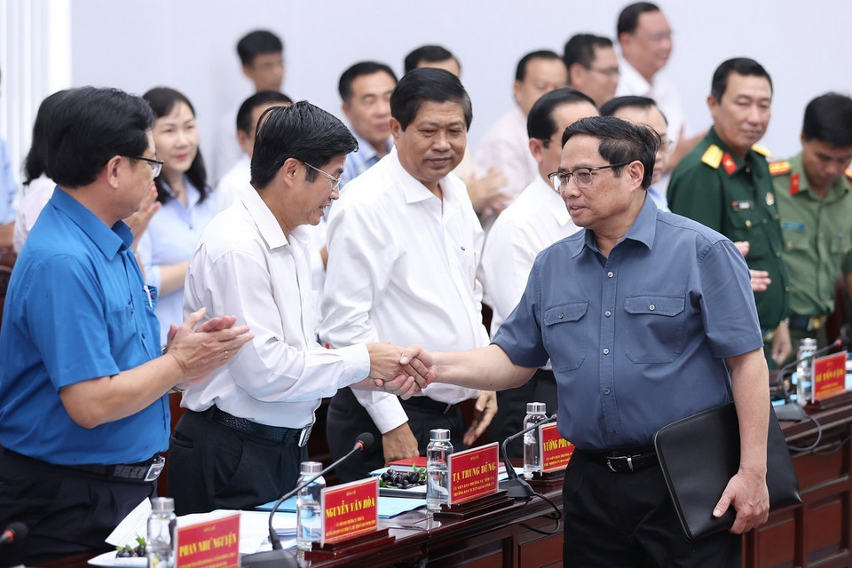 Thủ tướng Phạm Minh Chính và lãnh đạo chủ chốt tỉnh Bạc Liêu. (Ảnh: Dương Giang/TTXVN) 