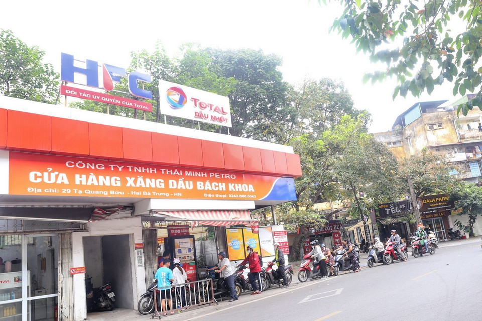 Không còn hình ảnh xếp hàng dài người mua xăng tại cửa hàng xăng trong khu Bách Khoa. (Ảnh: Tuấn Đức/TTXVN)