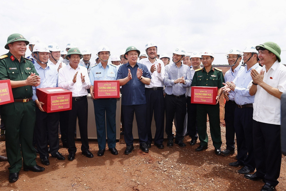 Chủ tịch Quốc hội Vương Đình Huệ tặng quà các đơn vị thi công Dự án đầu tư xây dựng Cảng hàng không quốc tế Long Thành. Ảnh: (Ảnh: Doãn Tấn/TTXVN)