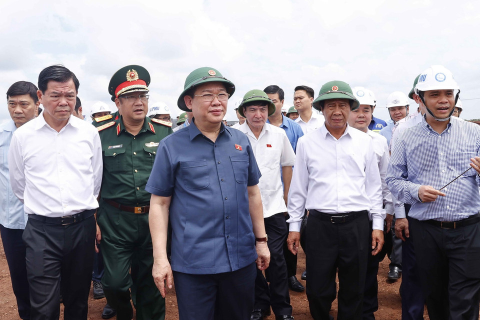 Chủ tịch Quốc hội Vương Đình Huệ kiểm tra Dự án đầu tư xây dựng Cảng hàng không quốc tế Long Thành. (Ảnh: Doãn Tấn/TTXVN)