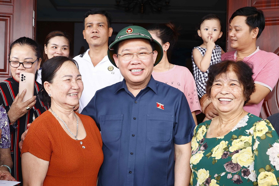 Chủ tịch Quốc hội Vương Đình Huệ thăm hỏi nhân dân đến tái định cư tại xã Lộc An, Bình Sơn, huyện Long Thành, tỉnh Đồng Nai. (Ảnh: Doãn Tấn/TTXVN)