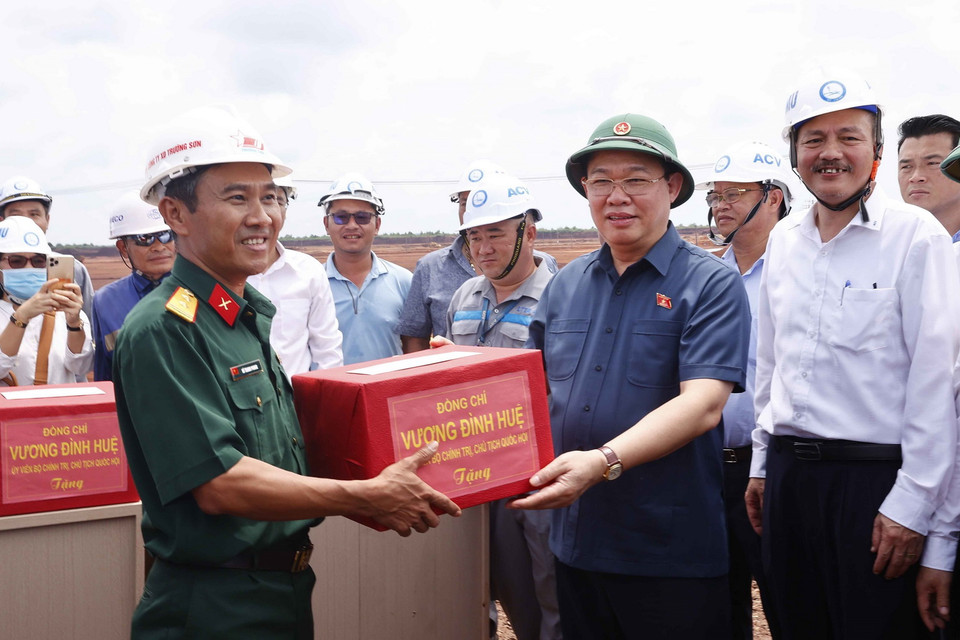 Chủ tịch Quốc hội Vương Đình Huệ tặng quà đơn vị thi công Dự án đầu tư xây dựng Cảng hàng không quốc tế Long Thành. (Ảnh: Doãn Tấn/TTXVN)