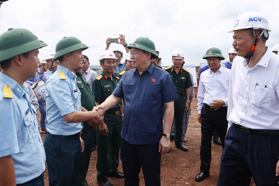 Chủ tịch Quốc hội Vương Đình Huệ với cán bộ của đơn vị thi công Dự án đầu tư xây dựng Cảng hàng không quốc tế Long Thành. (Ảnh: Doãn Tấn/TTXVN)